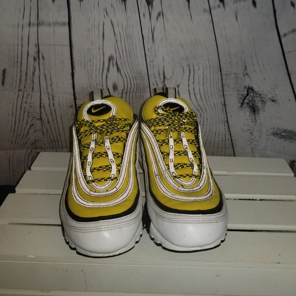 Athletic_Shoes